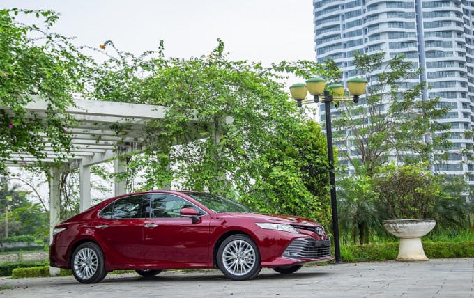 Toyota Camry 2019 nhập khẩu từ Th&aacute;i Lan gi&aacute; b&aacute;n từ 1,029 tỷ đồng