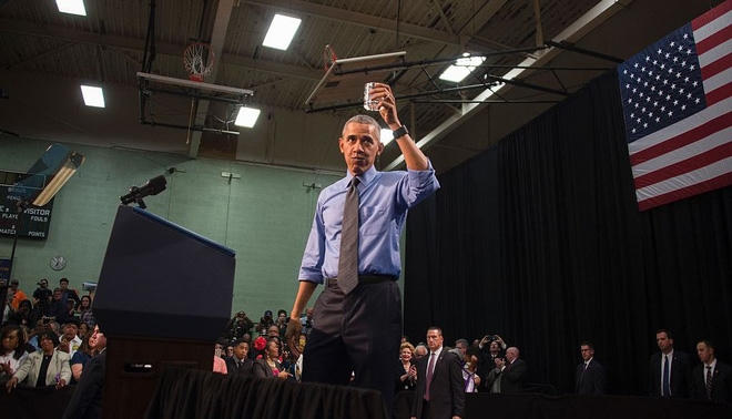 Tổng thống Obama uống một cốc nước ở Flint để trấn an dư luận, sau khủng hoảng nước nhiễm chì.