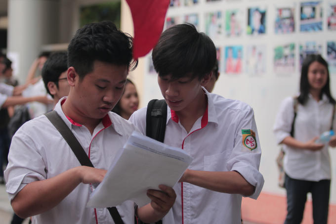 Hai thí sinh vui vẻ so sánh đáp án sau môn thi tiếng anh.