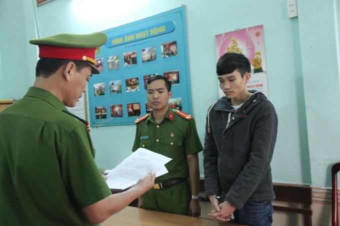 Đối tượng Nguyễn Hùng Dương tại cơ quan công an. (Ảnh: Báo tuổi trẻ)