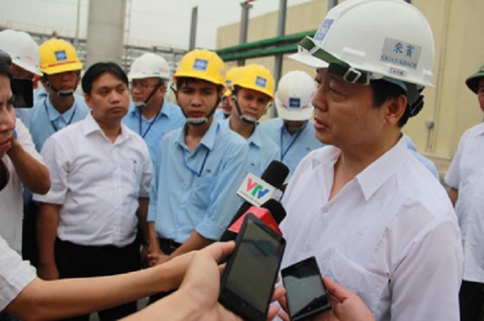 Bộ trưởng Bộ Tài nguyên và Môi trường trong chuyến thị sát tại Khu kinh tế Vũng Áng vừa qua. (Ảnh: Tiến Hiệp).
