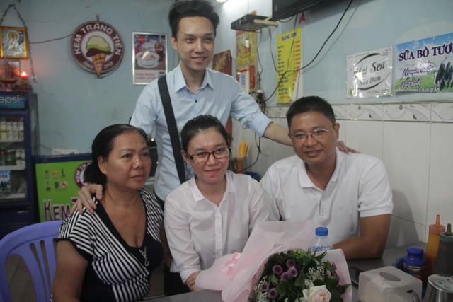 Thùy Dung cùng gia đình.