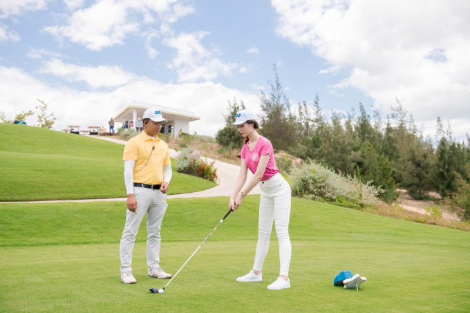 Sự tập trung được đẩy lên cao độ. Thần thái quyến rũ khi tập luyện của  thí sinh nhận được sự chú ý của nhiều người xung quanh. Nhiều người đẹp nhanh chóng thể hiện được năng khiếu thể thao của mình dù lần đầu chơi golf.    12