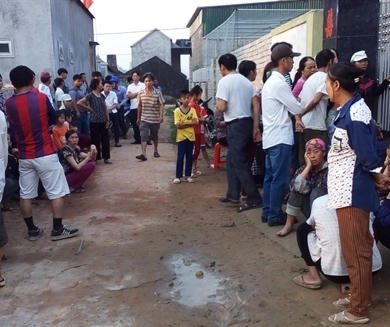 Người dân tập trung trước hiện trường vụ hỏa hoạn. Mọi người đều bàng hoàng trước những gì vừa diễn ra. (ảnh Thanh Xuân).