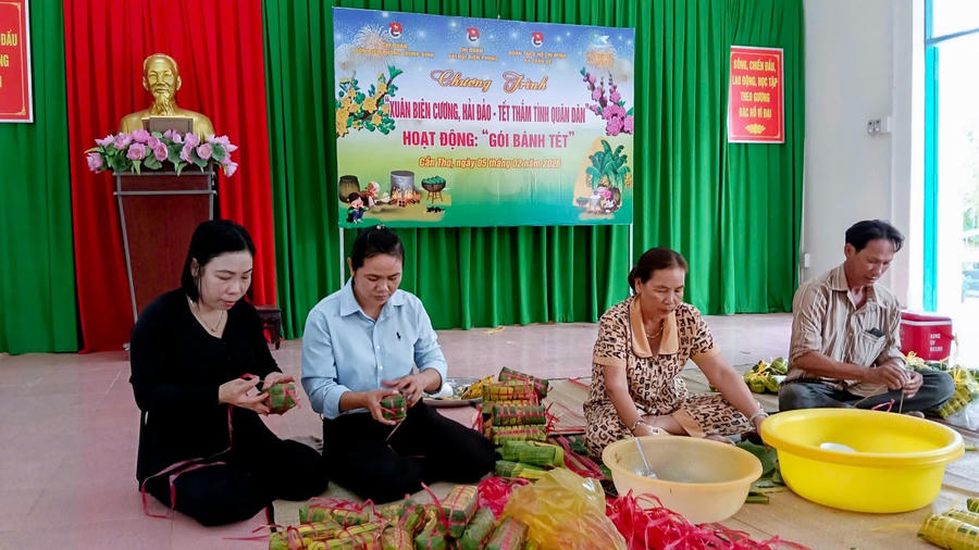 Gói bánh tét tặng cho các hộ gia đình có hoàn cảnh khó khăn