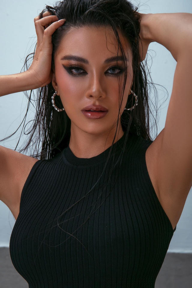 Đặc biệt, khi chọn phong cách trang điểm, Kim Duyên nhấn vào phần mắt, bộc lộ tâm tư người phụ nữ thời đại mới, khát khao làm chủ cuộc đời và vượt qua những giới hạn của bản thân. Bộ ảnh được thực hiện trước khi Á hậu Kim Duyên cắt tóc ngắn để chuyển sang hình ảnh khác.