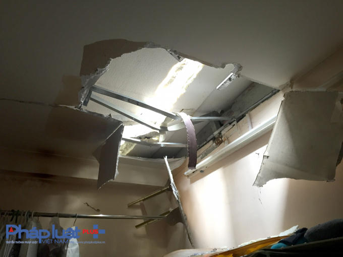 Hiện trường của vụ rơi 2 thanh sắt vào nhà người dân.