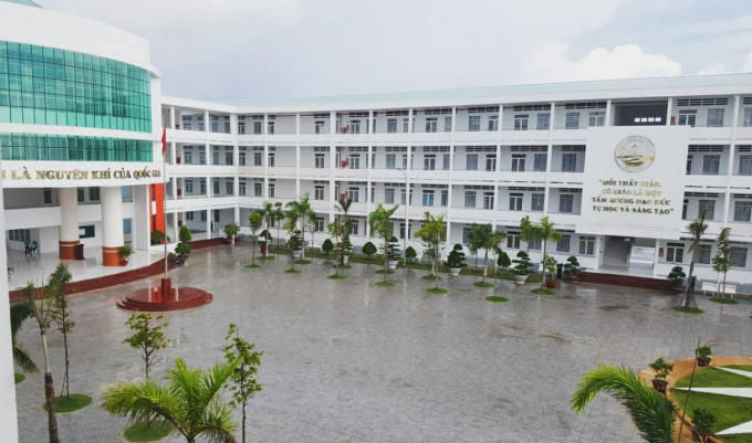 Sau 1 năm thành lập, dưới sự quản lý của thầy Chung, Trường THPT Võ Văn Kiệt đang ngày dần ổn định và phát triển hơn.