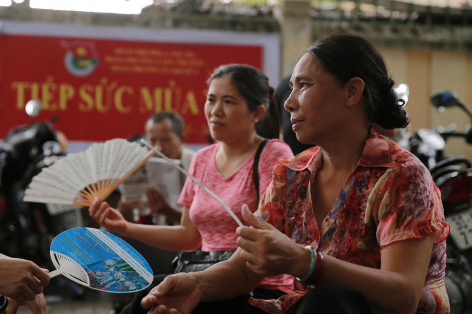 Dù thời tiết rất oi bức nhưng các phụ huynh vẫn kiên nhẫn ngồi đợi.