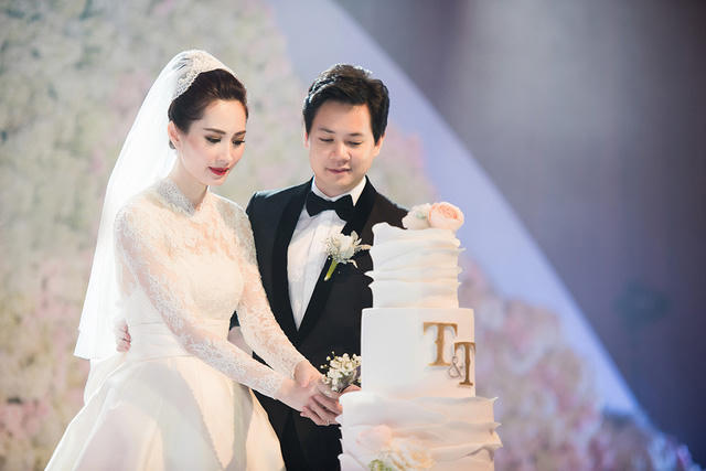 Chiếc b&aacute;nh c&oacute; gắn t&ecirc;n viết tắt của Thu Thảo v&agrave; Trung T&iacute;n.