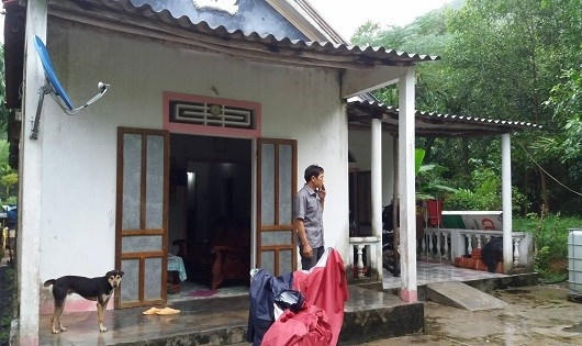 lNgôi nhà của ông Tuấn thuộc diện có nguy cơ bị ảnh hưởng nhưng chưa di ên vận qua lại biên giới Việt Nam – Campuchia ở cửa khẩu Mộc Bài. dời được vì gia đình không có tiền.
