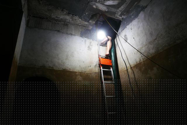Hầm bể có thể tích tới 3.500 m3, được chia thành nhiều khoang với 3 tầng bể khách nhau. Ở tầng trên cùng, có thể quan sát rõ phần thành bể đậm màu nâu của dầu thải giới hạn bởi vệt ngấn nước đã rút cạn.