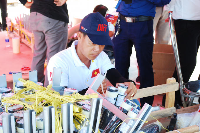 Các thành viên đội Việt Nam tập trung giữa thời tiết thay đổi thất thường hai  ngày qua.