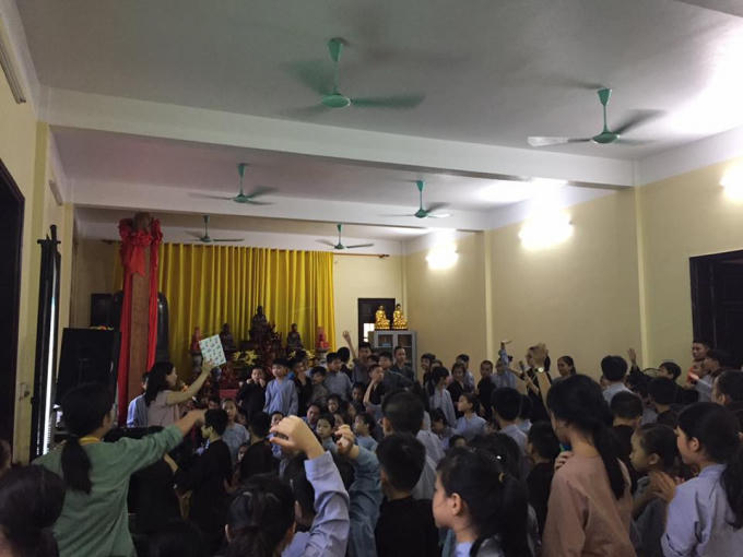 Các em nhỏ hứng thú thảo luận trong bài giảng về Lịch sử Việt Nam của cô giáo Giang Thuỳ Dương, trường THPT Kẻ sặt