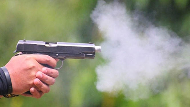 Trong lúc giằng co, súng cướp cò và ông Cương trúng đạn gục tại chỗ.