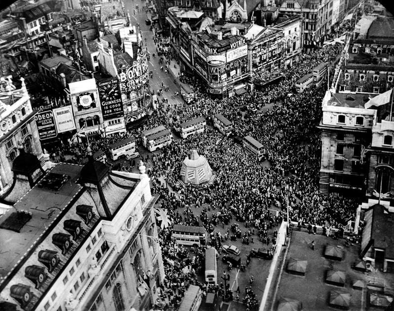 Đám đông tụ họp ăn mừng VE Day tại Piccadilly Circus, London. 