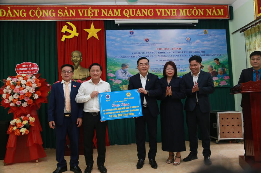 Công đoàn Y tế Việt Nam phối hợp cùng các đơn vị tổ chức chương trình khám bệnh, tư vấn sức khỏe và tặng quà cho nhân dân xã Hương Sơn