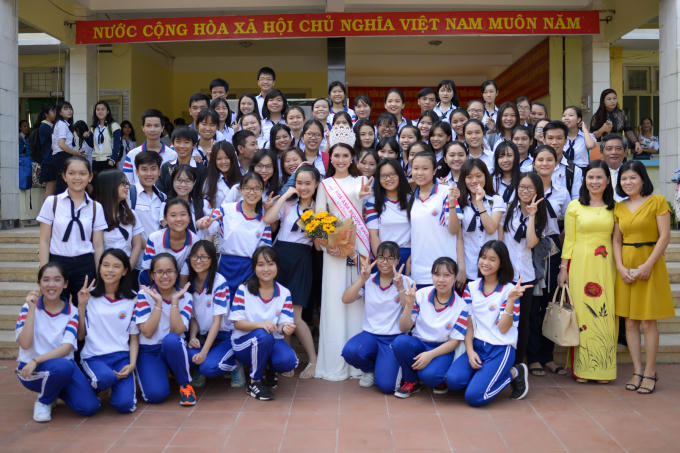 Hoa hậu Tường Linh được ch&agrave;o đ&oacute;n tại qu&ecirc; nh&agrave;, nhận bằng khen UBND Tỉnh Ph&uacute; Y&ecirc;n