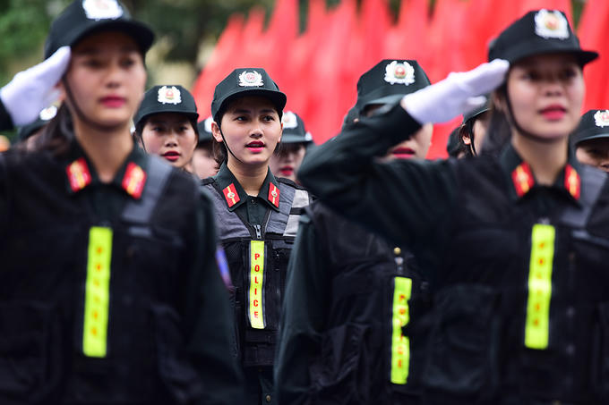 "Trời nắng nóng chúng em phải mặc đồ vũ trang nặng đến 2 kg và diễu hành 5-6 vòng quanh sân trường, cảm giác tập xong thật uể oải. Tuy nhiên, được tham gia diễn tập cho lễ kỷ niệm thành lập trường, em rất tự hào. Cảm giác đó giúp chúng em có động lực để luyện tập suốt nhiều tuần qua", học viên Mai Phương Linh nói.