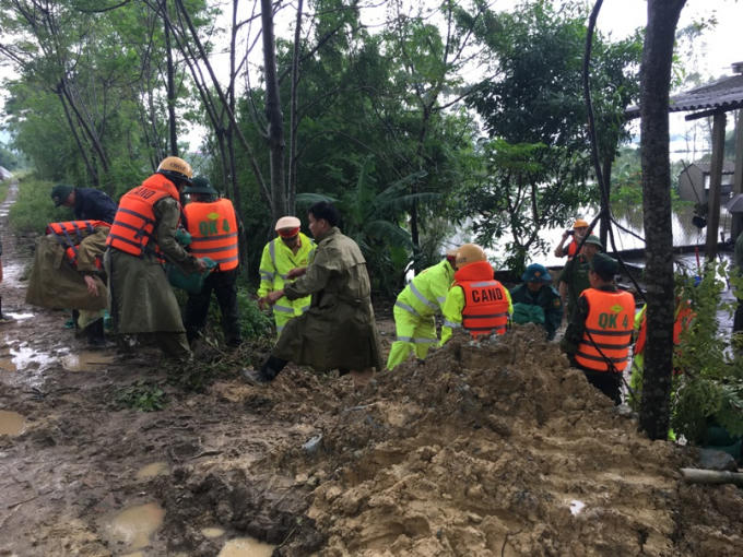 Tuyến đê sông Vinh nhiều điểm bị sạt lở, vỡ.