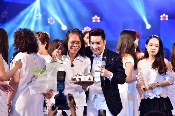 Quang Hà nắm tay Phương Thanh và Siu Black lại gần nhau trong Live Concert