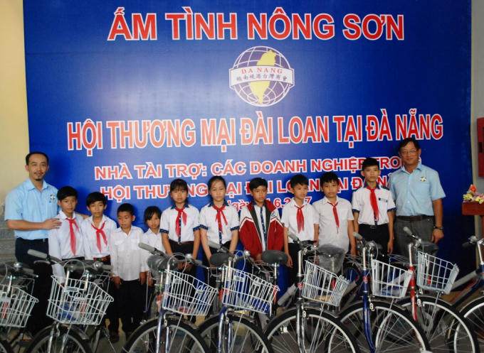 Các học sinh có hoàn cảnh khó khăn tại huyện Nông Sơn có phương tiện đi học hàng ngày.