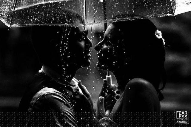 Nhiếp ảnh gia Emin Kuliyev chụp cận cảnh cô dâu chú rể đứng dưới chiếc ô trong suốt, năm 2013. Những giọt nước mưa nhỏ xuống từ ô khiến bức ảnh càng trở nên lãng mạn.