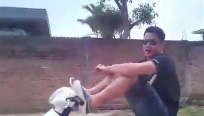 Chân dung nam thanh niên sử dụng chân điều khiển xe máy.