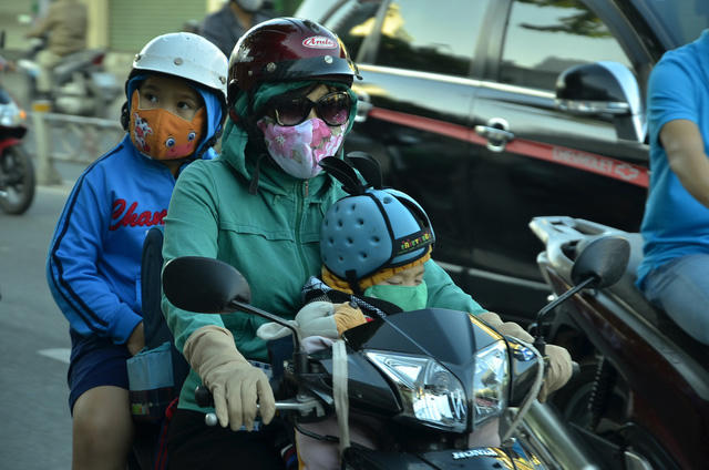 Người Sài Gòn co ro trong cái lạnh đầu mùa