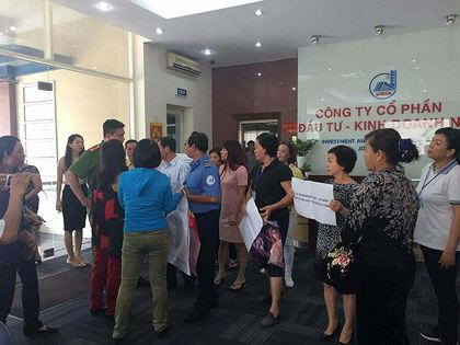 Khách hàng đến trụ sở Công ty Intresco đòi quyền lợi.
