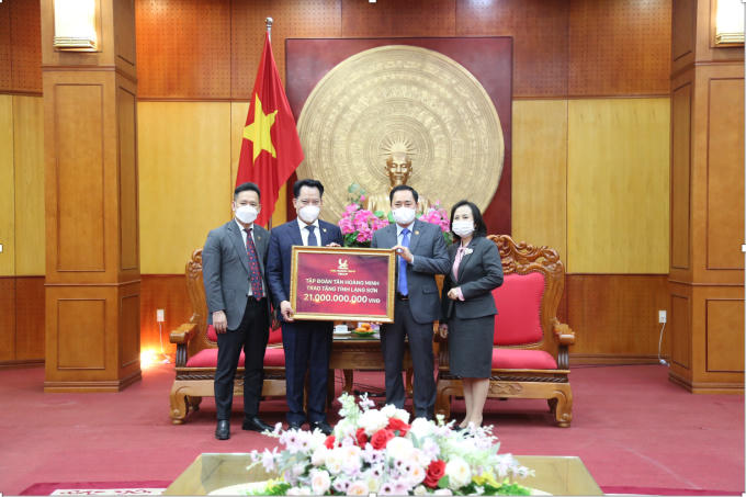 Lãnh đạo tỉnh Lạng Sơn tiếp nhận kinh phí hỗ trợ của Tập đoàn Tân Hoàng Minh.