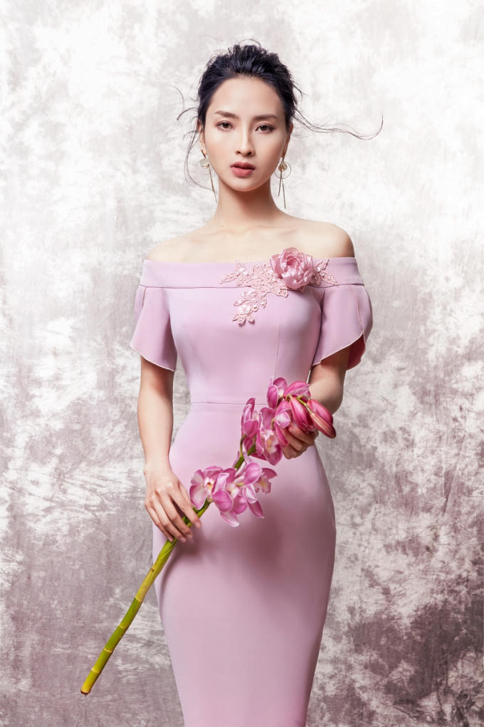 Nữ MC khoe bờ vai quyến rũ trong mẫu thiết kế mang phong c&aacute;ch đơn giản, nhẹ nh&agrave;ng. Mẫu thiết kế đươc c&aacute;ch điệu ở phần tay &aacute;o tạo cảm gi&aacute;c bồng bềnh n&agrave;y sẽ l&agrave; lựa chọn ho&agrave;n hảo cho những c&ocirc; g&aacute;i c&oacute; bờ vai mảnh khảnh, gợi cảm.