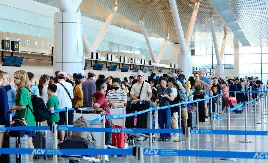Hành khách xếp hàng chờ làm thủ tục tại Cảng hàng không quốc tế Tân Sơn Nhất. Ảnh: Cục Hàng không Việt Nam