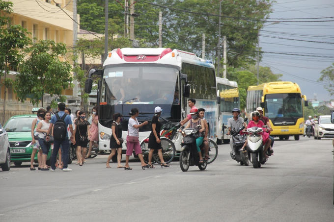 Các xe dừng và trả khách ngay trên đường rất nguy hiểm...