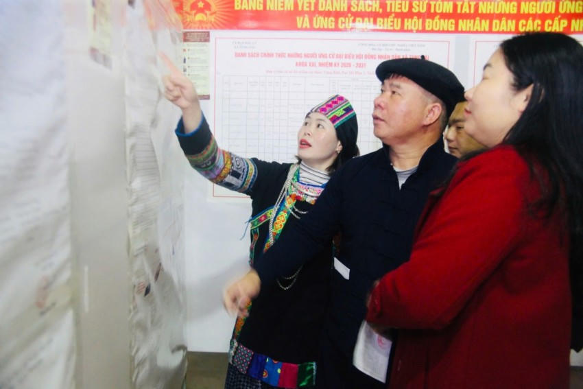 Cử tri xã Tùng Vài tìm hiểu kỹ các cá nhân ứng cử để chọn lựa người đại diện cho tiếng nói của nhân dân.