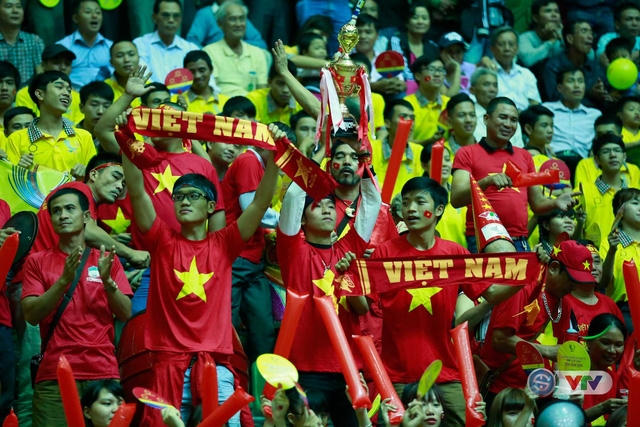 Các cổ động viên Việt Nam. Ảnh: VTV
