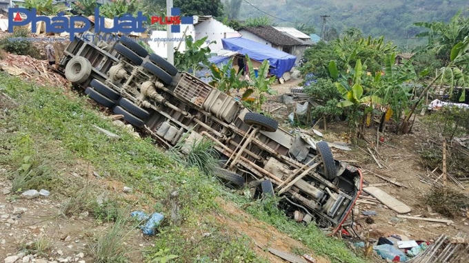 Hiện trường vụ tai nạn, xe tải 4 chân biển kiểm soát 98 C - 05905 bị hư hỏng nặng.