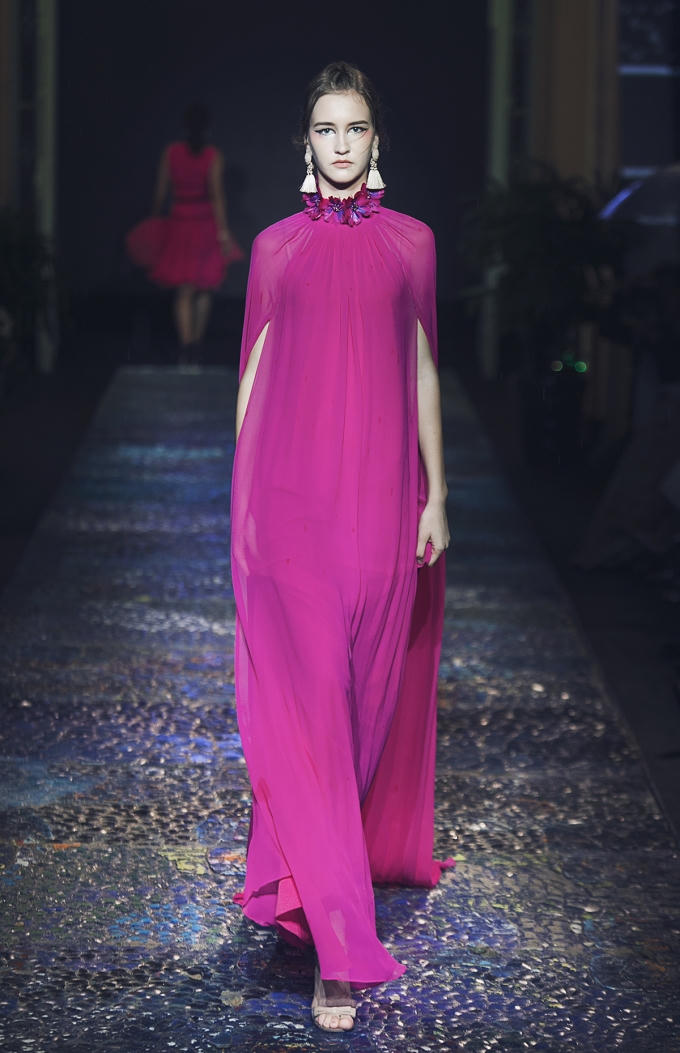 Dàn mẫu hàng đầu catwalk dưới mưa trong show diễn của NTK Lê Thanh Hòa