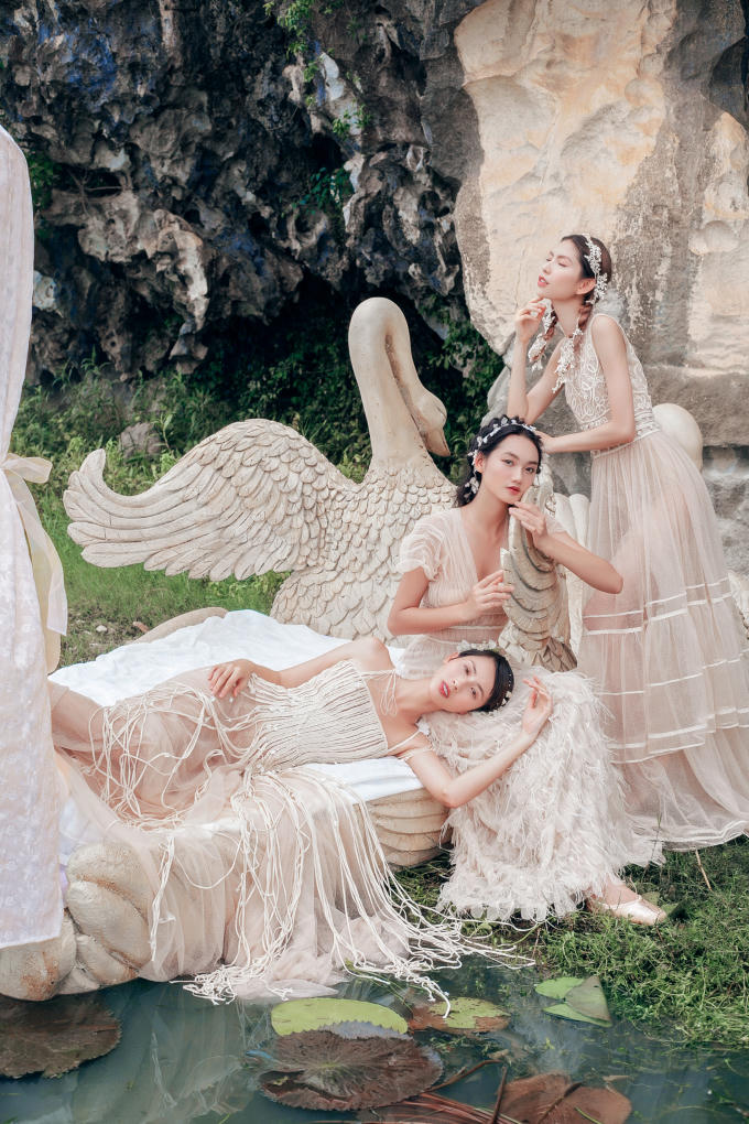 Họa tiết hoa thêu và đường viền quanh eo váy tạo cảm giác thon gọn cho ngoại hình của Thùy Dương.