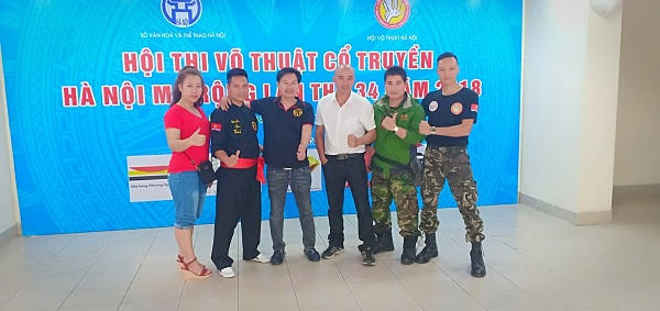 Đại võ sư Nguyễn Bá Mạnh (thứ 3 bên trái sang) – Phó chủ tịch liên đoàn Võ cổ truyền Việt Nam chụp ảnh lưu niệm cùng các võ sư môn phái Bình Định Gia.