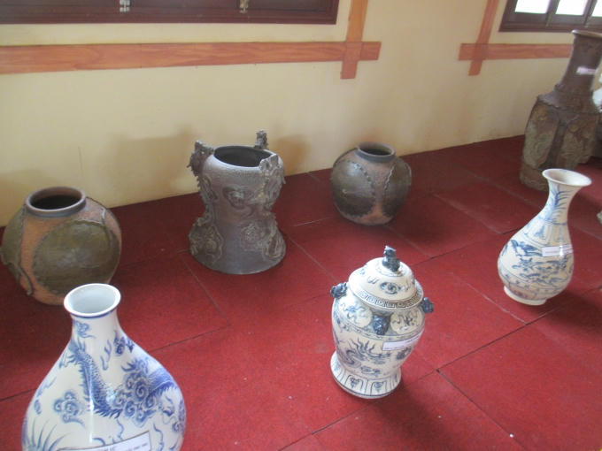 Các sản phẩm gốm sứ do nghệ nhân cốm Bát Tràng cung tiến.