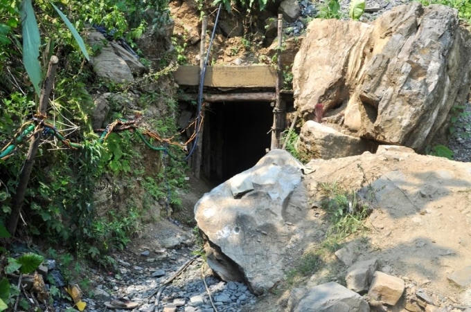 Dây điện và ống dẫn hơi nén dẫn vào bên trong hầm.