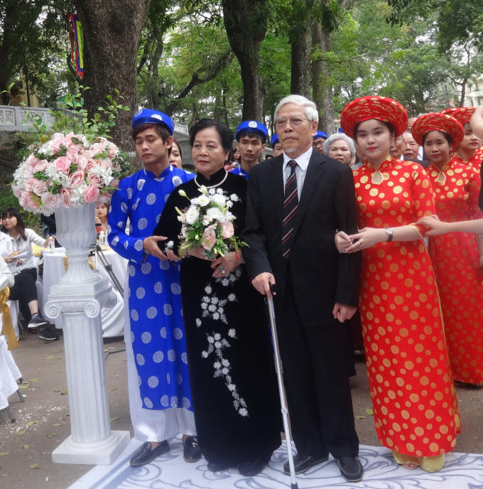 Ngoài những cặp đôi trẻ tổ chức đám cưới tập thể còn có 18 cặp đôi tổ chức "Đám cưới vàng" trong ngày hôm nay.