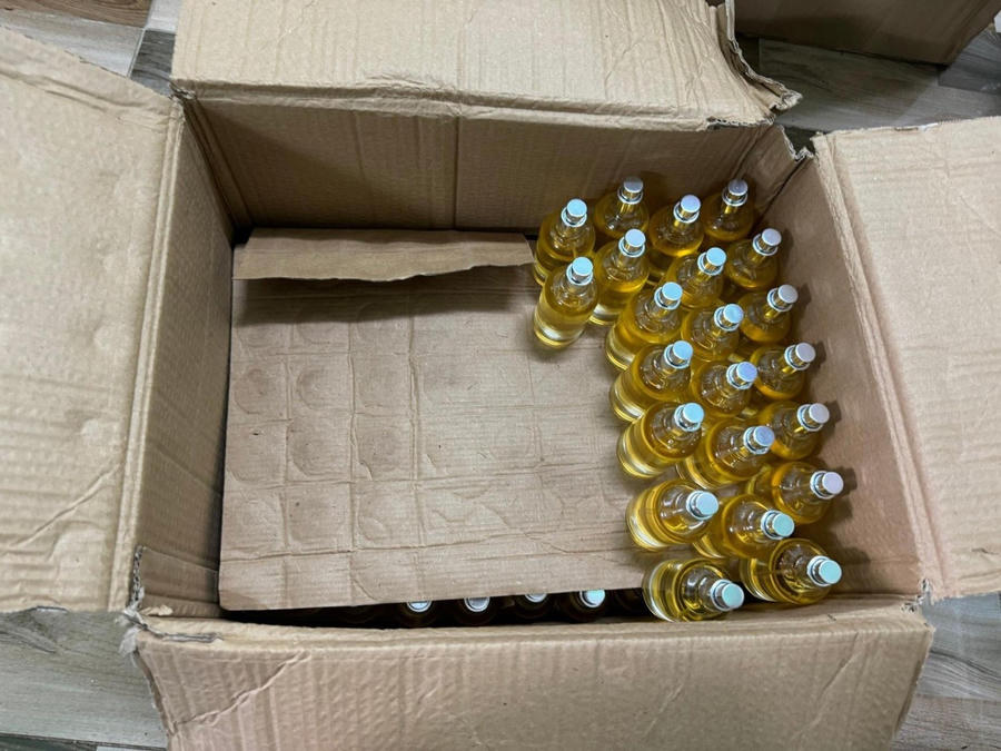 Thu giữ các nguyên liệu không rõ nguồn gốc.