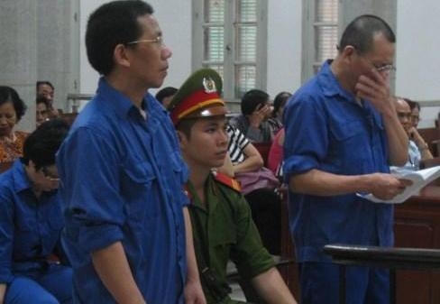 Các bị cáo trước vành móng ngựa trong phiên tòa (Ảnh: T.T)