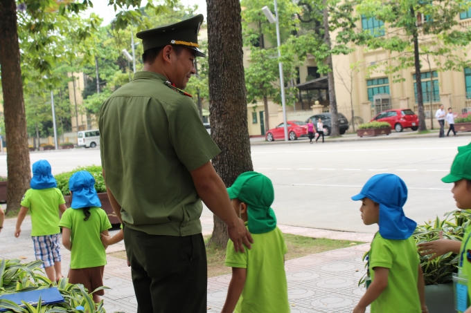 Những em nhỏ lần đầu vào về thăm lăng Bác.