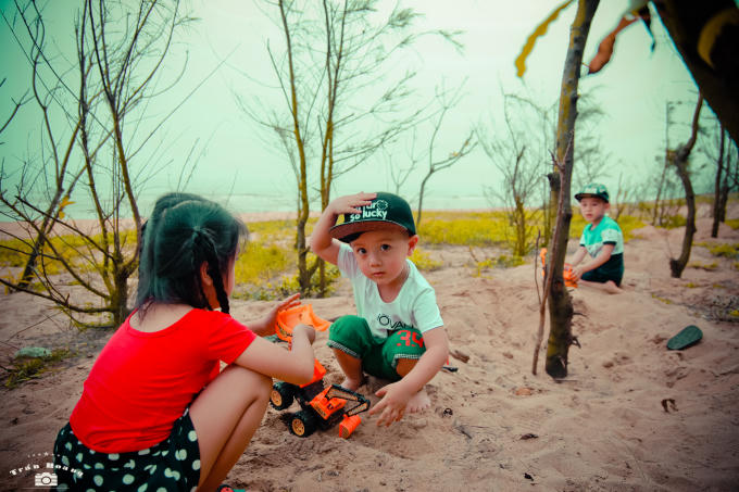 Chơi đùa trên cát.