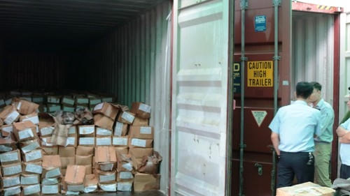 Lá khát được đóng gói chứa trong các container.