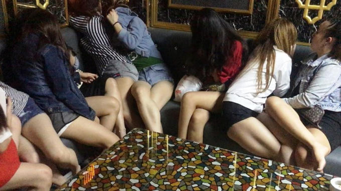 Kiểm tra tại nhiều phòng riêng của nhà hàng 43, cơ quan chức năng phát hiện tiếp viên nữ ăn mặc hở hang phục vụ khách và có hành vi khiêu dâm.