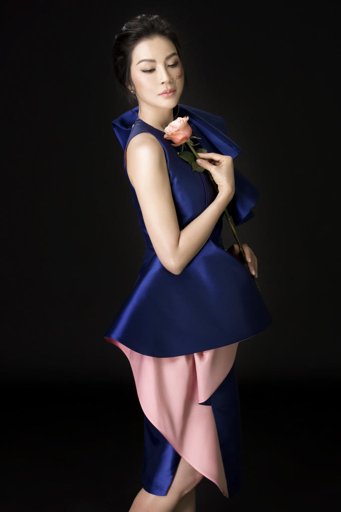 Chi tiết lượn sóng mềm mại nơi cổ và chân váy làm nổi bật nét yêu kiều của MC Thanh Mai. Nhà mốt phối hai gam màu xanh và hồng, gây ấn tượng thị giác cho trang phục, thích hợp diện đi sự kiện hoặc những buổi tiệc sang trọng.